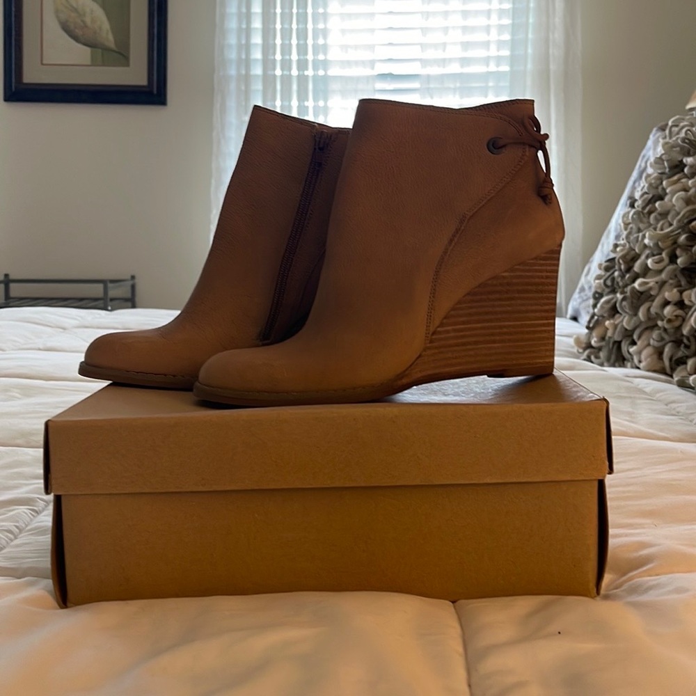 LUCKY BRAND Tan Wedge Ankle Booties 8 M NWOT